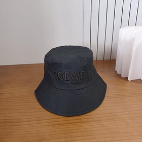 Loewe羅意威26春漁夫們 顔值擔當， 遮陽擋風的四季款，閉眼入 不會撞款喔！