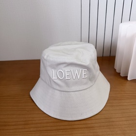 Loewe羅意威26春漁夫們 顔值擔當， 遮陽擋風的四季款，閉眼入 不會撞款喔！