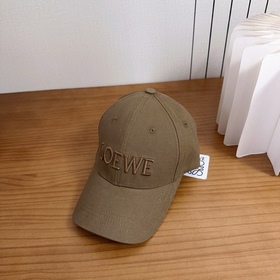 Loewe羅意威26春棒球們 顔值擔當， 遮陽擋風的四季款，閉眼入 不會撞款喔！