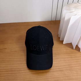 Loewe羅意威26春棒球們 顔值擔當， 遮陽擋風的四季款，閉眼入 不會撞款喔！