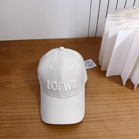 Loewe羅意威26春棒球們 顔值擔當， 遮陽擋風的四季款，閉眼入 不會撞款喔！