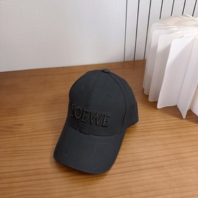 Loewe羅意威26春棒球們 顔值擔當， 遮陽擋風的四季款，閉眼入 不會撞款喔！