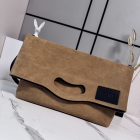 Loewe 絨面革Bob 折疊托特手袋是對 Bobby 鞋履系列的多樣诠釋，采用