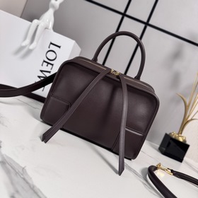 Loewe 小號柔軟 牛皮革Amazona 180手袋 重新诠釋L家傳奇手袋，呈
