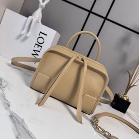 Loewe 小號柔軟 牛皮革Amazona 180手袋 重新诠釋L家傳奇手袋，呈