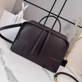Loewe 大號牛皮革 Amazona 180 重新诠釋 Loewe 傳奇手袋，