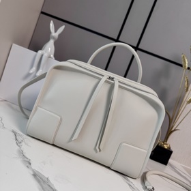 Loewe 大號牛皮革 Amazona 180 重新诠釋 Loewe 傳奇手袋，