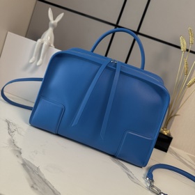 Loewe 大號牛皮革 Amazona 180 重新诠釋 Loewe 傳奇手袋，