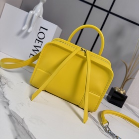 Loewe 小號柔軟 牛皮革Amazona 180手袋 重新诠釋L家傳奇手袋，呈