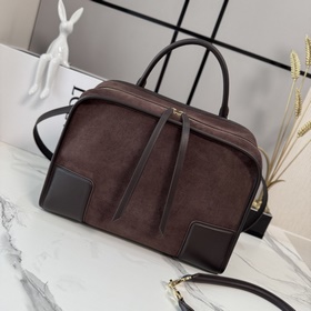 Loewe 大號絨面革 Amazona 180 重新诠釋 Loewe 傳奇手袋，