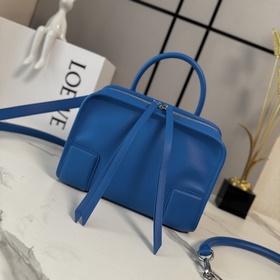 Loewe 小號柔軟 牛皮革Amazona 180手袋 重新诠釋L家傳奇手袋，呈