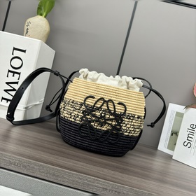 Loewe 酒椰纖維和牛皮革蜂巢Basket手袋 編織Basket包，配有穿過整