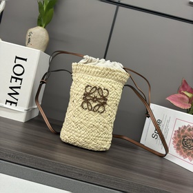 Loewe 夏日必備草編包 小衆時尚編織斜挎小包 材質輕巧 抽帶内襯 草編手機包