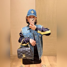 高定版本 LV經典牛仔藍搭配标志性老花圖案，複古又時髦，帽頂的米色小圓扣超有細節