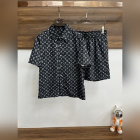 LV 春季新款短袖 驢牌翻領短袖短褲套裝，翻領純棉短褲套裝，上身效果非常棒，休閑