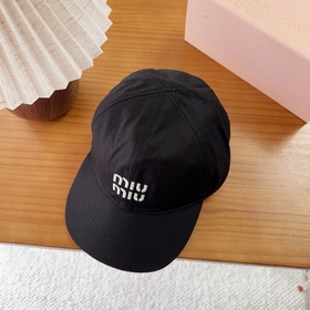 Miumiu缪缪 新款訂單款刺繡棒球帽 大牌款超好搭配，趕緊入手！