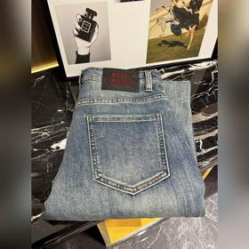miumiu26S春夏男士直筒牛仔褲...棉質牛仔面料打造 質地柔軟又不失筋骨，