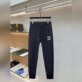 miumiu 2026夏季新款長褲休閑褲 官網同步發售。品牌經典LOGO休閑褲