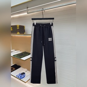 miumiu 2026春季新款長褲休閑褲 官網同步發售。品牌經典LOGO休閑褲