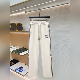 miumiu 2026春季新款長褲休閑褲 官網同步發售。品牌經典LOGO休閑褲