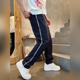 MIUMIU 新款。進口面料款式簡約百搭款，不挑人穿，細節感十足！但也不會顯得過