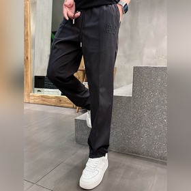 MIUMIU 新款。進口面料款式簡約百搭款，不挑人穿，細節感十足！但也不會顯得過