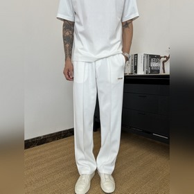 MIUMIU 2026春夏新款衛褲來啦！章子logo設計精緻有辨識度，直筒版型利