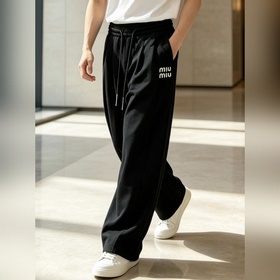 miumiu 2026春夏 最新款休閑褲，訂制面料 柔軟排汗，舒适度極高。上身非