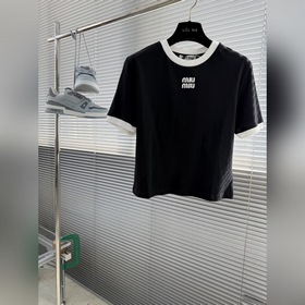 -MiuMiu 貼布繡花拼接短袖 定制柔霧擦毛棉感平紋布，細膩入微，柔軟親膚。