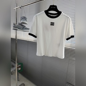 -MiuMiu 貼布繡花拼接短袖 定制柔霧擦毛棉感平紋布，細膩入微，柔軟親膚。