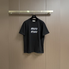 MIUMIU 2026ss春夏新款字母logo标識短袖T恤，既不單調也不複雜，恰