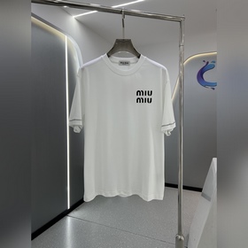 -Miumiu 2026春夏系列男款定制雲朵棉短袖T恤。将品牌标志性的設計與奢級