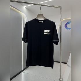 -Miumiu 2026春夏系列男款定制雲朵棉短袖T恤。将品牌标志性的設計與奢級