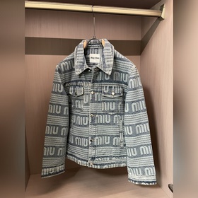 miumiu牛仔外套。采用客供高密度精材質面料，軟糯親膚，抗皺立挺有型，品牌字母