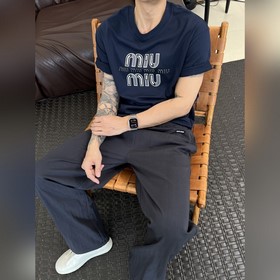 MIUMIU 26夏款短袖來啦~立體膠印字母logo超吸睛，寬松休閑範兒拿捏得恰
