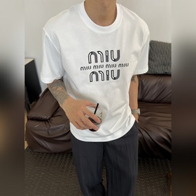 MIUMIU 26夏款短袖來啦~立體膠印字母logo超吸睛，寬松休閑範兒拿捏得恰