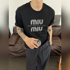 MIUMIU 26夏款短袖來啦~立體膠印字母logo超吸睛，寬松休閑範兒拿捏得恰