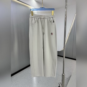 蒙口 經典款直筒空氣層衛褲 空氣層面料：觸感柔軟親膚，自帶彈力回彈性，運動時舒