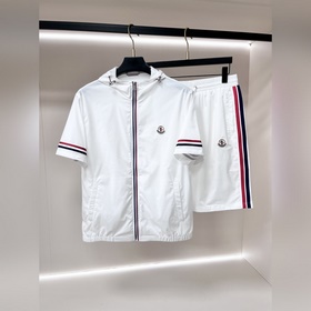 Moncler 春季新款短袖 蒙口連帽短袖短褲套裝，圓領純棉短褲套裝，上身效果非
