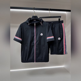 Moncler 春季新款短袖 蒙口連帽短袖短褲套裝，圓領純棉短褲套裝，上身效果非