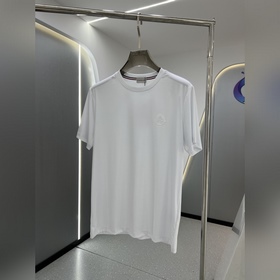 蒙口 Mon 2026春夏新品刺繡LOGO短袖T恤 經典圓領版型，利落剪裁勾勒