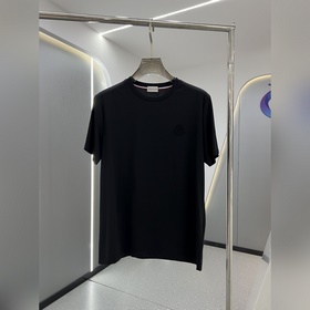 蒙口 Mon 2026春夏新品刺繡LOGO短袖T恤 經典圓領版型，利落剪裁勾勒