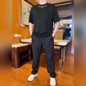 蒙口-領口弧形印花黑色T恤 優質精棉面料柔軟親膚，簡約大氣，自帶高級感，輕松打造