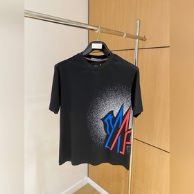 蒙口 Moncler VIP高級定制！ 2026春夏季新款短袖。這款T恤是夏季男