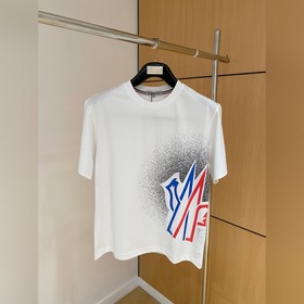 蒙口 Moncler VIP高級定制！ 2026春夏季新款短袖。這款T恤是夏季男