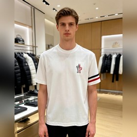 蒙口 Moncler VIP高級定制！ 2026春夏季新款短袖。這款T恤是夏季男
