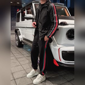Moncler 新款Olan連帽輕盈夾克 蒙口這款夾克的衣袖飾有獨特條紋織帶設計