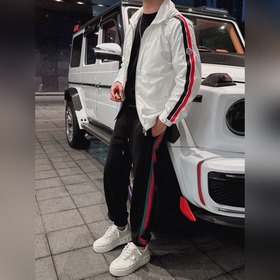 Moncler 新款Olan連帽輕盈夾克 蒙口這款夾克的衣袖飾有獨特條紋織帶設計