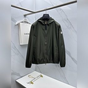 Moncler蒙口 2026春夏新品純色連帽夾克防曬服 設計巧思：細節處藏着 會