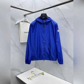 Moncler蒙口 2026春夏新品純色連帽夾克防曬服 設計巧思：細節處藏着 會